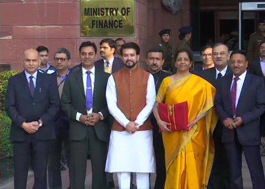 ਜੀਵਨ ਜਿਉਣ ਵਿੱਚ ਅਸਾਨੀ ਕੇਂਦਰੀ ਬਜਟ 2020-21 ਦੀ ਮੁੱਖ ਵਿਸ਼ਾ ਵਸਤੂ  ; ਸੇਵਾਵਾਂ ਦੀ ਲਗਾਤਾਰ ਸਹੂਲਤ ਦੇਣਾ, ਜੀਵਨ ਦੇ ਭੌਤਿਕ ਗੁਣਵੱਤਾ ਨੂੰ ਬੇਹਤਰ ਬਣਾਉਣਾ, ਆਪਦਾ ਜੋਖ਼ਮ ਨੂੰ ਘਟਾਉਣਾ ਅਤੇ ਸਮਾਜਿਕ ਸੁਰੱਖਿਆ ਨੂੰ ਵਧਾਉਣਾ ਆਦਿ ਨੂੰ ਹਾਸਲ ਕਰਨਾ ਬਜਟ ਦਾ ਟੀਚਾ