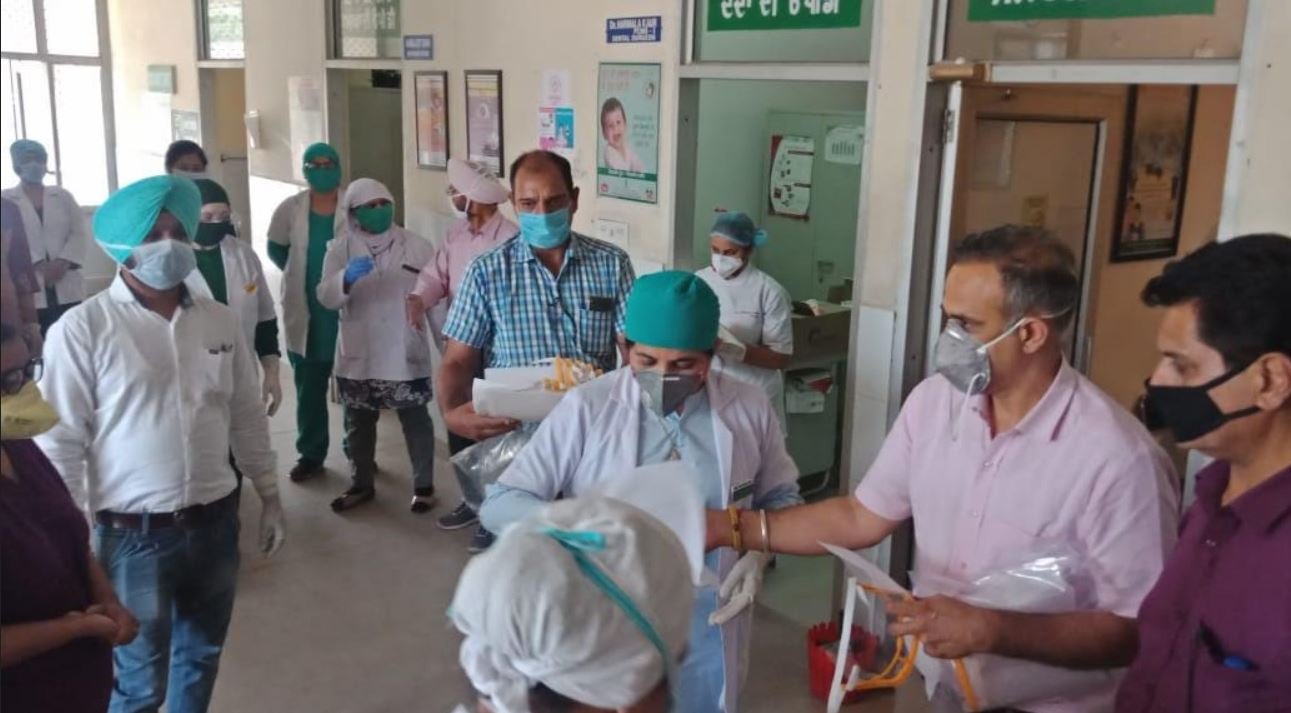 ਵਿਜੀਲੈਂਸ ਬਿਊਰੋ ਨੇ ਸਿਹਤ ਕਰਮਚਾਰੀਆਂ ਤੇ ਪੁਲਿਸ ਮੁਲਾਜ਼ਮਾਂ ਨੂੰ ਫੇਸ ਸ਼ੀਲਡਾਂ ਵੰਡੀਆਂ