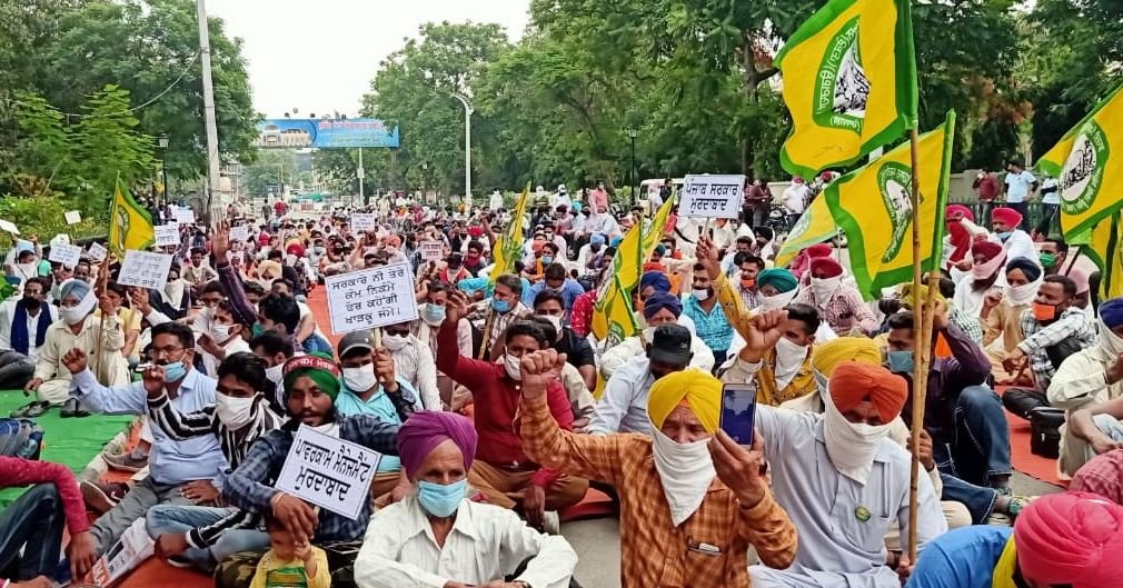 ਪਾਵਰਕਾਮ ਸੀ.ਅੈੱਚ.ਬੀ ਠੇਕਾ ਕਾਮਿਆਂ ਨੇ ਆਪਣੀਆਂ ਹੱਕੀ ਤੇ ਜਾਇਜ਼ ਮੰਗਾਂ ਨੂੰ ਲੈ ਕੇ ਪਾਵਰਕਾਮ ਦੇ ਮੁੱਖ ਦਫ਼ਤਰ ਅੱਗੇ ਲਗਾਇਆ ਧਰਨਾ