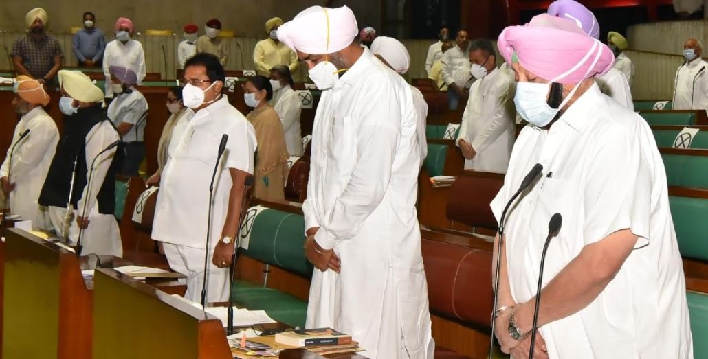 ਮੁੱਖ ਮੰਤਰੀ ਦੀ ਅਗਵਾਈ ’ਚ ਪੰਜਾਬ ਵਿਧਾਨ ਸਭਾ ਵੱਲੋਂ ਖੇਤੀ ਕਾਨੂੰਨਾਂ ਖਿਲਾਫ ਰੋਸ਼ ਮੁਜ਼ਾਹਰਿਆਂ ਦੌਰਾਨ ਜਾਨ ਗਵਾਉਣ ਵਾਲੇ ਕਿਸਾਨਾਂ ਨੂੰ ਸ਼ਰਧਾਂਜਲੀ