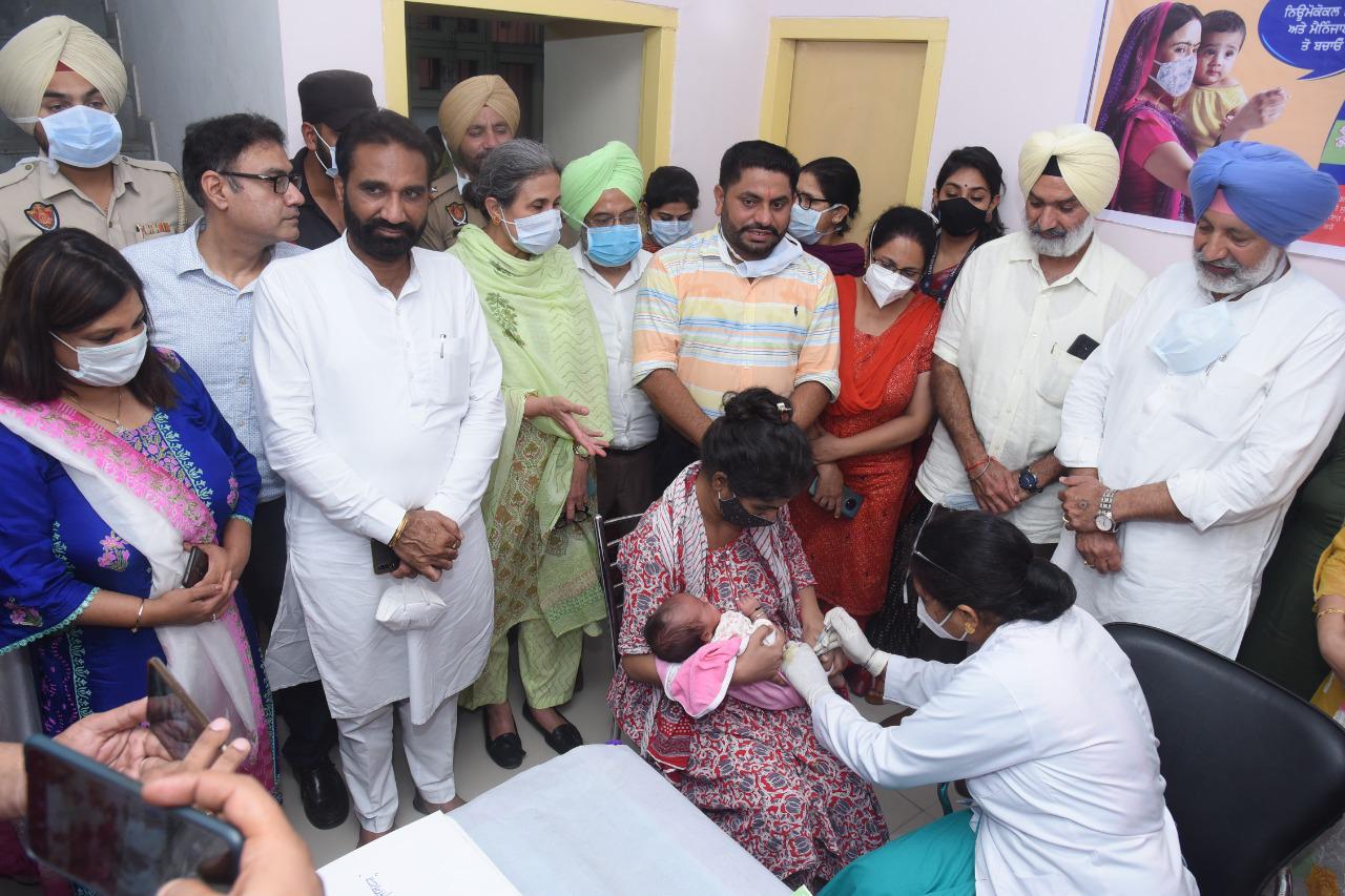 ਪੰਜਾਬ ਦੇ ਸਿਹਤ ਅਤੇ ਪਰਿਵਾਰ ਭਲਾਈ ਮੰਤਰੀ ਬਲਬੀਰ ਸਿੰਘ ਸਿੱਧੂ ਨੇ ਅੱਜ ਇੱਥੋਂ ਰਾਸ਼ਟਰੀ ਟੀਕਾਕਰਨ ਪ੍ਰੋਗਰਾਮ ਅਧੀਨ ਨਿਊਮੋਕੋਕਲ ਕੰਜੂਗੇਟ ਟੀਕਾ ਲਾਂਚ ਕੀਤਾ।