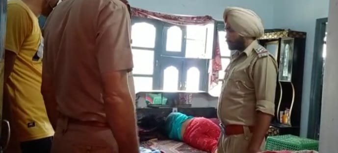 पत्नी के गले में बर्फ के सुए मारकर कर पत्नी का कत्ल,पति फरार