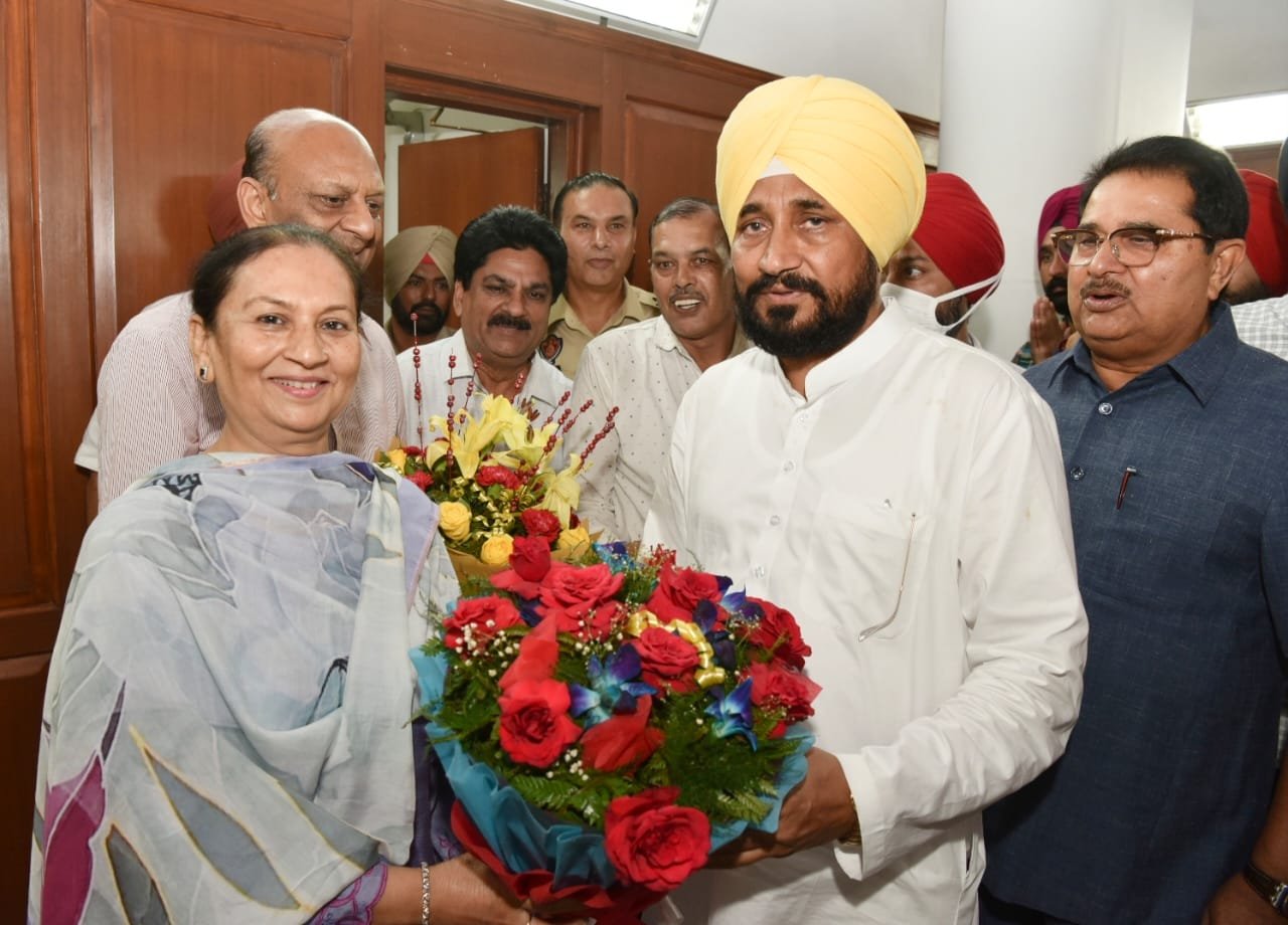 अरुणा चौधरी ने मुख्यमंत्री की उपस्थिति में राजस्व, पुनर्वास एवं आपदा प्रबंधन मंत्री के तौर पर पद संभाला