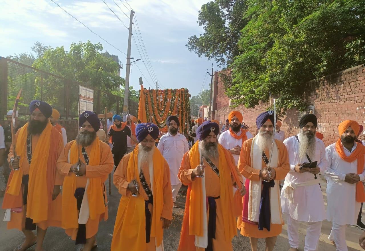 ਸ਼੍ਰੀ ਗੁਰੂ ਗ੍ਰੰਥ ਸਾਹਿਬ ਜੀ ਮਹਾਰਾਜ ਦੇ ਪਹਿਲੇ ਪ੍ਰਕਾਸ਼ ਦਿਵਸ ਦੇ ਸੰਬੰਧ ਵਿਚ ਸਜਾਇਆ ਨਗਰ ਕੀਰਤਨ: ਸੰਗਤਾਂ ਵਿਚ ਭਾਰੀ ਉਤਸ਼ਾਹ