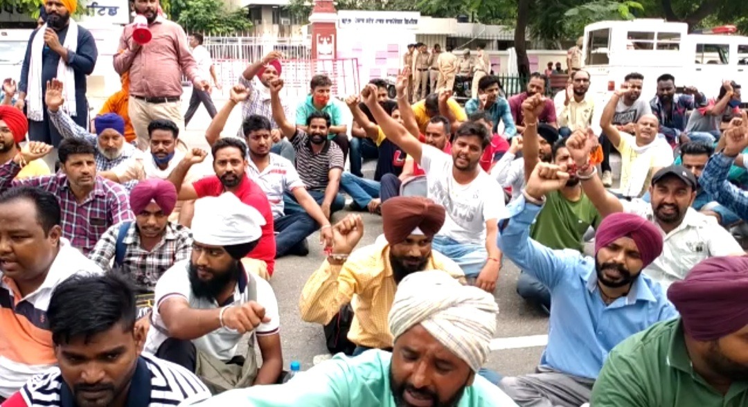 ਪਟਿਆਲਾ ਦੇ ਬਿਜਲੀ ਬੋਰਡ ਦਫਤਰ ਦੇ ਬਾਹਰ ਬਿਜਲੀ ਬੋਰਡ ਦੇ ਮ੍ਰਿਤਕ ਕਰਮਚਾਰੀਆਂ ਦੇ ਪਰਿਵਾਰਿਕ ਮੈਂਬਰਾਂ ਵਲੋਂ ਨੌਕਰੀ ਅਤੇ ਮੁਆਵਜ਼ੇ ਦੀ ਮੰਗ ਨੂੰ ਲੈ ਕੇ ਕੀਤਾ ਗਿਆ ਰੋਸ ਪ੍ਰਦਰਸ਼ਨ