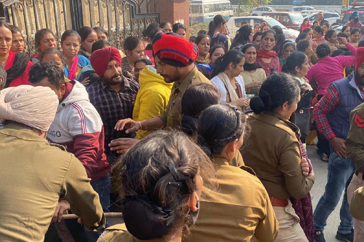 मंत्री प्रगट सिंह की रिहायश का किया घेराव, अध्यापकों की पुलिस के साथ हुई धक्का -मुक्की