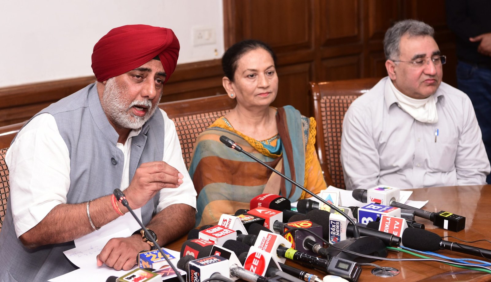 ਪੰਜਾਬ ਸਰਕਾਰ ਵੱਲੋਂ 10 ਫ਼ੀਸਦੀ ਹਿੱਸਾ ਨਰਮਾ ਚੁਗਣ ਵਾਲੇ ਮਜ਼ਦੂਰਾਂ ਨੂੰ ਦੇਣ ਦਾ ਫੈਸਲਾ, ਦੀਵਾਲੀ ਤੋਂ ਪਹਿਲਾਂ ਸਾਰੀ ਰਾਸ਼ੀ ਡਿਪਟੀ ਕਮਿਸ਼ਨਰਾਂ ਦੇ ਖਾਤੇ ’ਚ ਭੁਗਤਾਨ ਵਾਸਤੇ ਭੇਜੀ ਜਾਵੇਗੀ