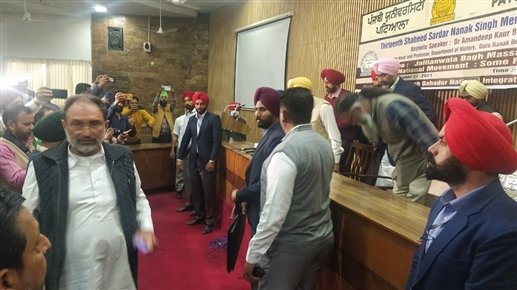 जलालपुर विधायक ने सीएम चन्नी के सामने vc का किया विरोध, बोले-वीसी आरएसएस के हैं