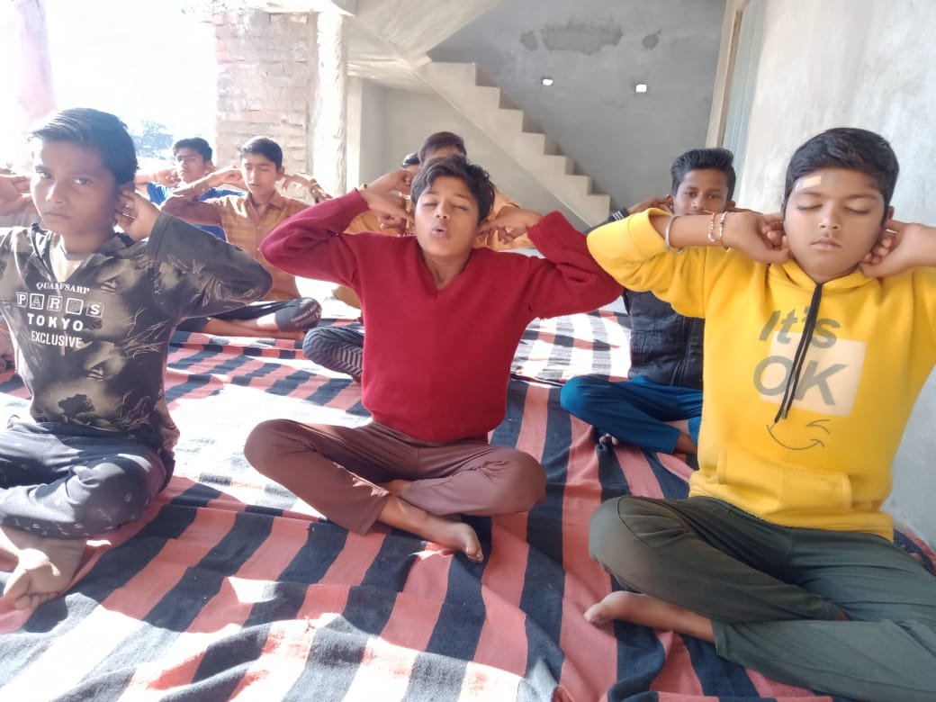 बाल संस्कार केंद्र के बच्चों को वितरण किया गया संत श्री आसाराम जी बापू के प्रवचनों पर आधारित सतसाहित्य