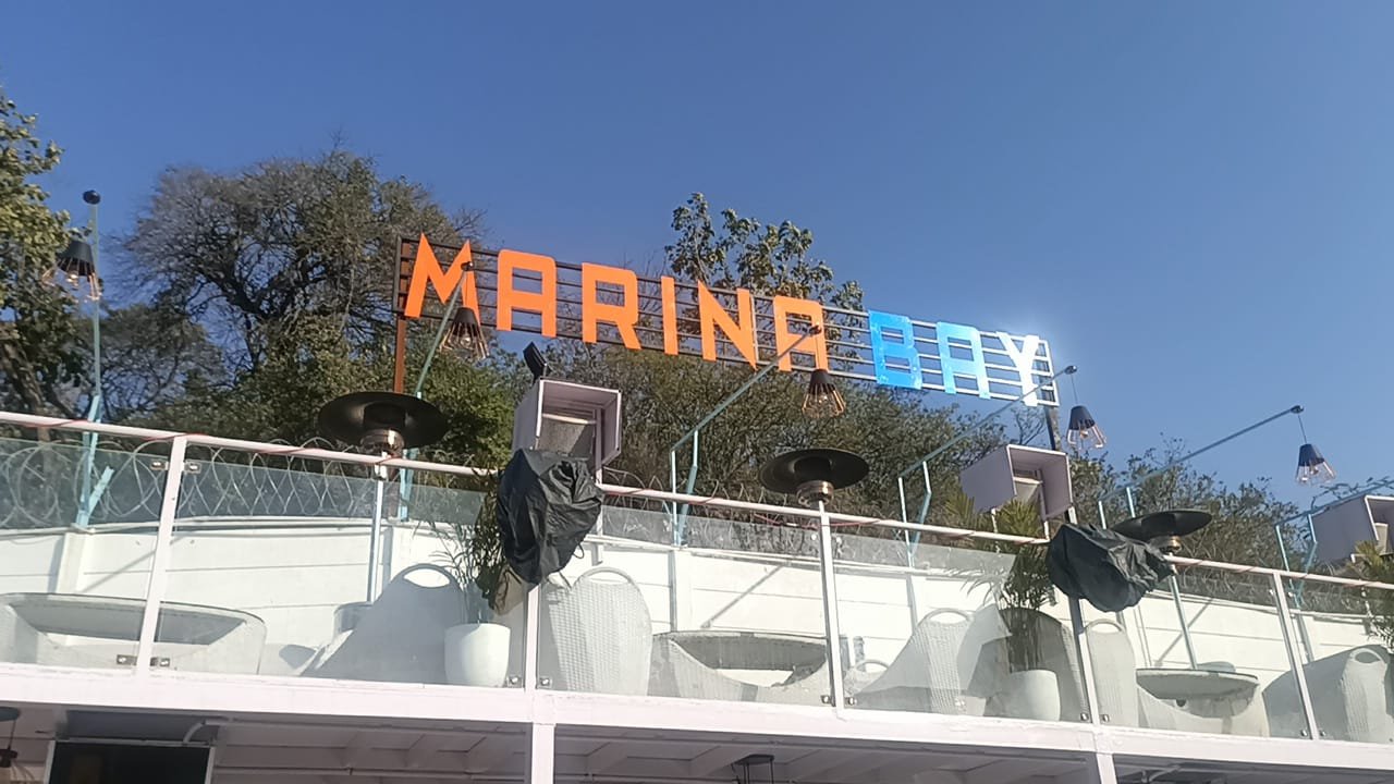 मोरनी रोड़ स्थित क्लब में मुख्यमंत्री उड़न दस्ता टीम ने की छापेमारी पकड़ी अवैध विदेशी शराब।