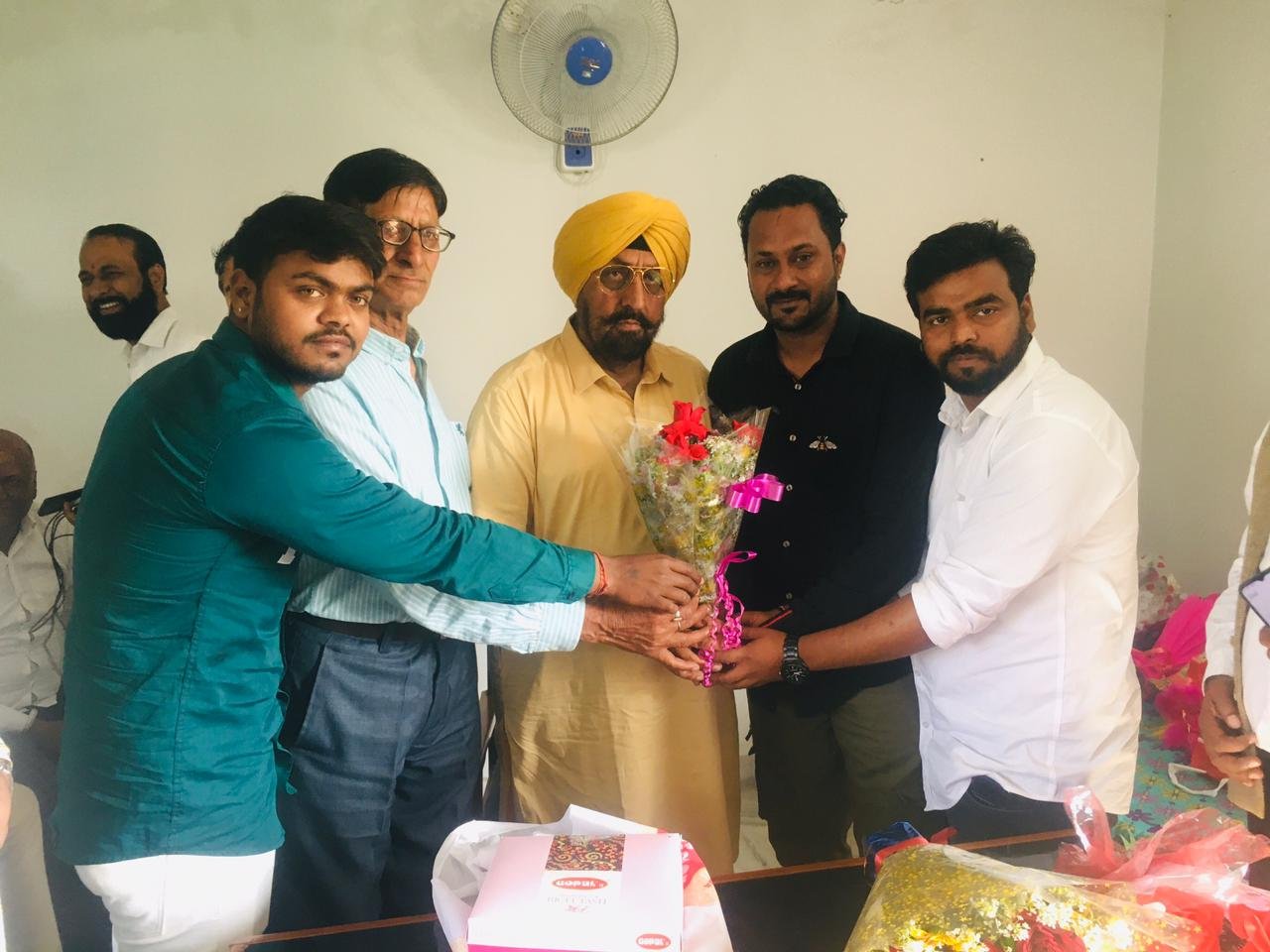 डेराबस्सी हल्के चुनाव जीत हासिल कर  आम आदमी पार्टी से विधायक बने कुलजीत सिंह रंधावा से मिल कर चुनाव जीत की बधाइयां दी✌️ Youthwing संजय मौर्य  यूथ संगठन मंत्री जिला अंबाला