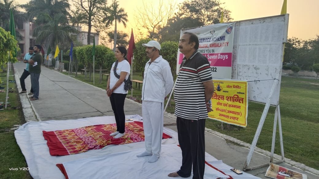 तनाव भरे माहौल में मन को शांत और एकाग्रचित्त रखने के लिए योग सर्वाधिक उत्तम उपाय