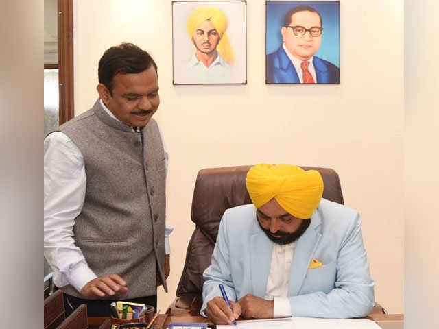 सचिवालय पहुंचकर मुख्यमंत्री भगवंत मान ने संभाला सीएम का पदभार