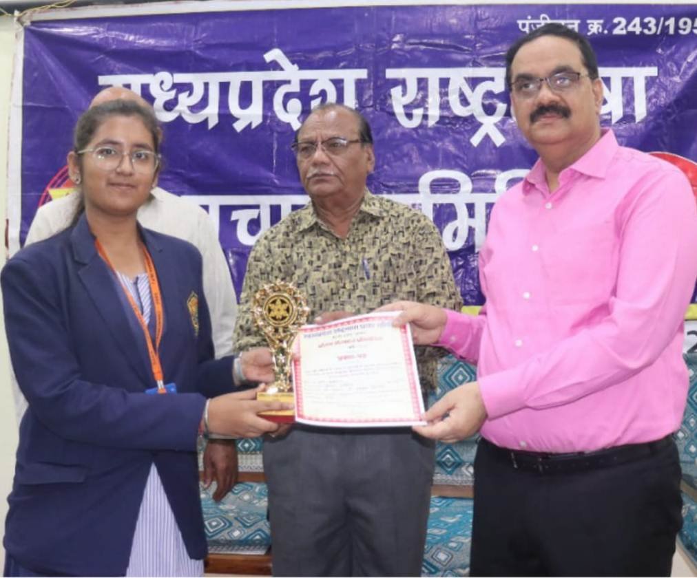 निगमायुक्त ने गुरुकुल की छात्राओं को प्रमाण पत्र देकर पुरुस्कृत किया