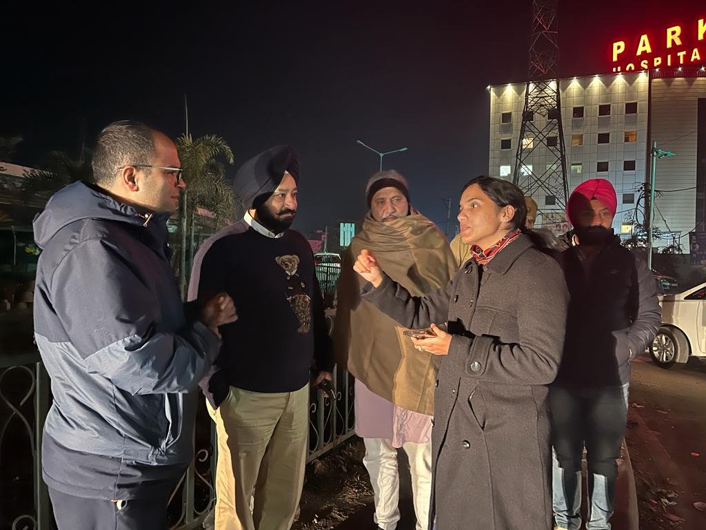 ਪਟਿਆਲਾ ਸ਼ਹਿਰ ਦੀ ਟ੍ਰੈਫਿਕ ਸਮੱਸਿਆ ਦੇ ਹੱਲ ਤੇ ਸੁੰਦਰੀਕਰਨ ਲਈ ਦਿਨ-ਰਾਤ ਹੋਵੇਗਾ ਕੰਮ, -ਜਮੀਨੀ ਹਕੀਕਤ ਜਾਨਣ ਲਈ ਬਲਤੇਜ ਪੰਨੂ ਤੇ ਅਜੀਤ ਪਾਲ ਕੋਹਲੀ ਵੱਲੋਂ ਡੀ.ਸੀ. ਤੇ ਐਮ.ਸੀ. ਕਮਿਸ਼ਨਰ ਨੂੰ ਨਾਲ ਲੈਕੇ ਦੇਰ ਰਾਤ ਤੱਕ ਸ਼ਹਿਰ ਦਾ ਦੌਰਾ, -ਮੁੱਖ ਮੰਤਰੀ ਖ਼ੁਦ ਕਰ ਰਹੇ ਨੇ ਪਟਿਆਲਾ ਸ਼ਹਿਰ ਦੇ ਵਿਕਾਸ ਪ੍ਰਾਜੈਕਟਾਂ ਦੀ ਨਿਗਰਾਨੀ-ਬਲਤੇਜ ਪੰਨੂ, -ਪਟਿਆਲਾ ਸ਼ਹਿਰ ਦਾ ਮੁੱਖ ਮੰਤਰੀ ਹੋਣ ਦੇ ਬਾਵਜੂਦ ਵੀ ਅਣਗੌਲਿਆ ਰਿਹਾ ਵਿਰਾਸਤੀ ਸ਼ਹਿਰ-ਕੋਹਲੀ, -ਪਿਛਲੇ 20 ਸਾਲਾਂ ‘ਚ ਜਿੰਨੀ ਵਾਰ ਪਟਿਆਲਾ ਦਾ ਵਿਧਾਇਕ ਲੋਕਾਂ ਨੂੰ ਮਿਲਿਆ, ਉਸ ਤੋਂ ਵੀ ਵੱਧ 10 ਮਹੀਨੇ ‘ਚ ਹੀ ਕੋਹਲੀ ਨੇ ਲੋਕ ਮਨਾਂ ‘ਚ ਬਣਾਈ ਥਾਂ