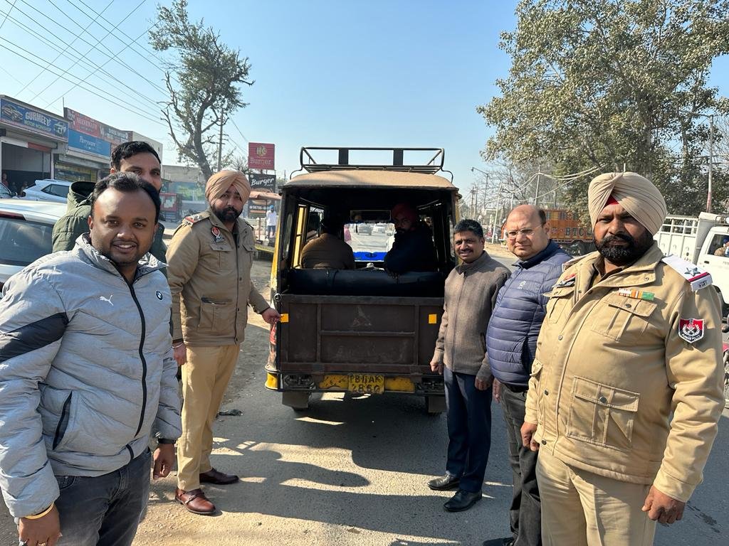 ਟ੍ਰੈਫਿਕ ਸਪਤਾਹ ਦੇ ਚੱਲਦਿਆਂ ਲਾਈਨਜ਼ ਕਲੱਬ ਗੋਲਡ ਵਲੋਂ ਗੱਡੀਆਂ ਤੇ ਲਗਾਏ ਗਏ ਰਿਫਲੈਕਟਰ