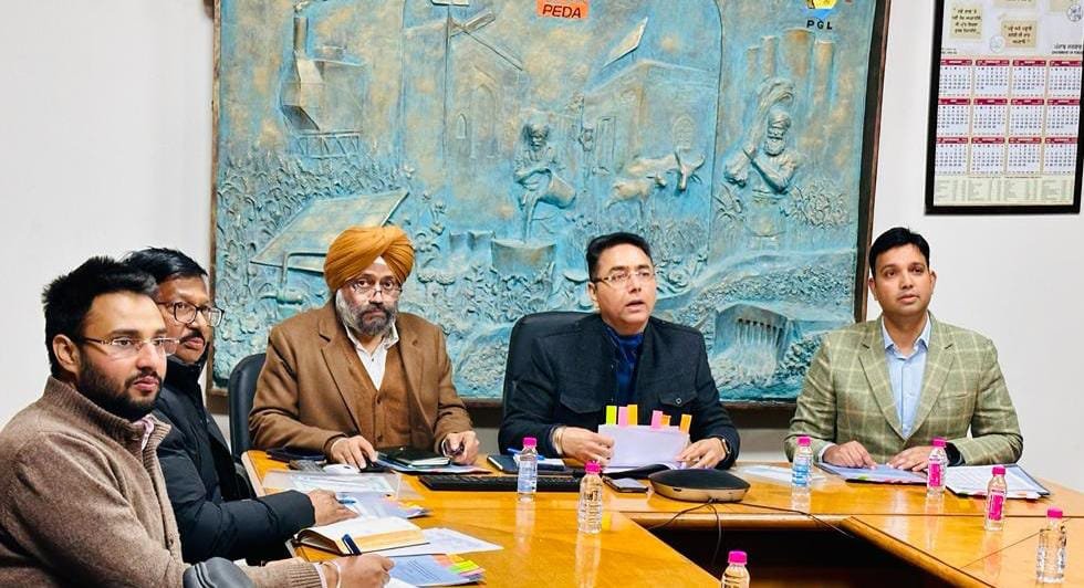 ਅਮਨ ਅਰੋੜਾ ਵੱਲੋਂ ਸਰਕਾਰੀ ਇਮਾਰਤਾਂ ‘ਤੇ ਸੋਲਰ ਪੈਨਲ ਲਗਾਉਣ ਲਈ ਐਨ.ਓ.ਸੀ. ਜਾਰੀ ਕਰਨ ਦੀ ਪ੍ਰਕਿਰਿਆ ਤੇਜ਼ ਕਰਨ ਦੇ ਨਿਰਦੇਸ਼, ਨਵੀਂ ਤੇ ਨਵਿਆਉਣਯੋਗ ਊਰਜਾ ਸਰੋਤ ਮੰਤਰੀ ਵੱਲੋਂ ਇਸ ਵਾਤਾਵਰਣ-ਪੱਖੀ ਪ੍ਰਾਜੈਕਟ ਦੀ ਸਮੀਖਿਆ ਲਈ ਸਾਰੇ ਵਿਭਾਗਾਂ ਦੇ ਮੁਖੀਆਂ ਨਾਲ ਵੀਡੀਓ ਕਾਨਫਰੰਸ, ਇਹ ਕਦਮ ਬਿਜਲੀ ਸੈਕਟਰ ਨੂੰ ਕਾਰਬਨ ਰਹਿਤ ਬਣਾਉਣ ਤੋਂ ਇਲਾਵਾ ਵਿਭਾਗਾਂ ਦੇ ਬਿਜਲੀ ਖ਼ਰਚ ਨੂੰ ਘਟਾਵੇਗਾ