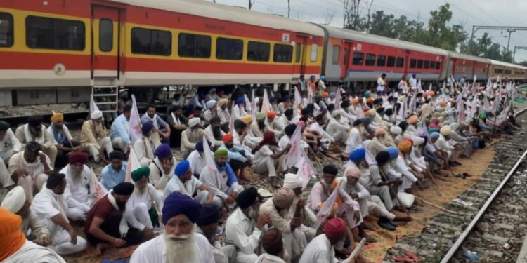 ਅੰਮ੍ਰਿਤਸਰ ਦੇ ਰੇਲ ਰੋਕੋ ‘ਤੇ ਕਿਸਾਨਾਂ ਦੇ ਅੰਦੋਲਨ ਕਾਰਨ ਰੇਲ ਆਵਾਜਾਈ ਤੇ ਬੁਰਾ ਪ੍ਰਭਾਵ