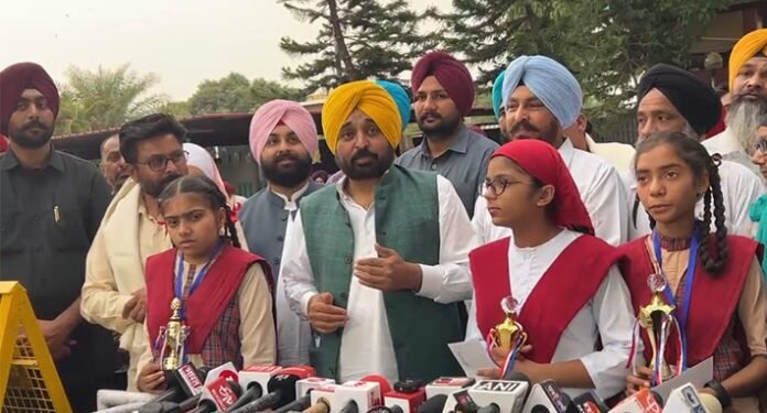 ਅੱਠਵੀਂ ਜਮਾਤ ਦੀਆਂ ਟਾਪਰ  ਵਿਦਿਆਰਥੀਆਂ ਦਾ ਮੁੱਖ ਮੰਤਰੀ ਭਗਵੰਤ ਮਾਨ ਵਲੋਂ ਸਨਮਾਨ