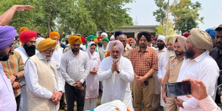 CM ਭਗਵੰਤ ਮਾਨ ਦੀ ਤਰਫ਼ੋਂ ਮੰਤਰੀ ਚੇਤਨ ਸਿੰਘ ਜੌੜਾਮਾਜਰਾ ਵੱਲੋਂ ਸ਼ਹੀਦ ਸਹਿਜਪਾਲ ਸਿੰਘ ਨੂੰ ਸ਼ਰਧਾਂਜਲੀ ਭੇਟ