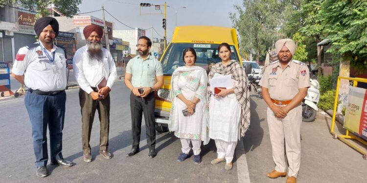ਡਿਪਟੀ ਕਮਿਸ਼ਨਰ ਦੇ ਹਕਮਾਂ ਅਨੁਸਾਰ ਪੂਰੀ ਟੀਮ ਵੱਲੋਂ ਅਚਨਚੇਤ ਸਕੂਲ ਬੱਸਾ ਦੀ ਚੈਕਿੰਗ