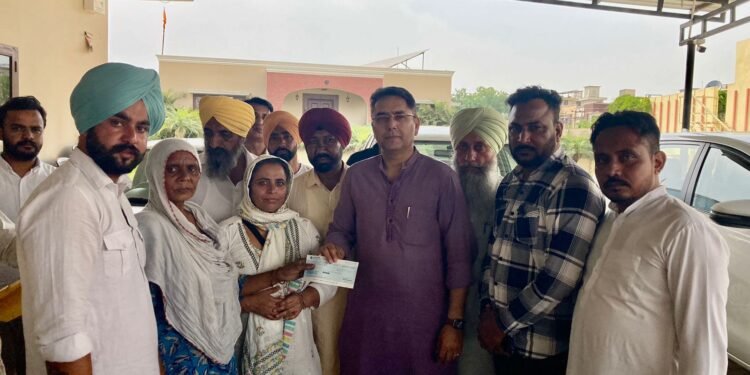 ਅਮਨ ਅਰੋੜਾ ਨੇ ਲੋੜਵੰਦ ਔਰਤਾਂ ਨੂੰ ਵਿੱਤੀ ਸਹਾਇਤਾ ਦੇ ਚੈਕ ਸੌਂਪੇ