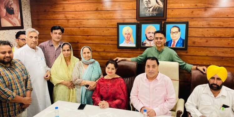 ਅਮਨ ਅਰੋੜਾ ਦੀ ਹਾਜ਼ਰੀ ਵਿੱਚ ਆਸ਼ਾ ਬਜਾਜ ਨੇ ਸੀਨੀਅਰ ਮੀਤ ਪ੍ਰਧਾਨ ਅਤੇ ਗੁਰਤੇਜ ਸਿੰਘ ਨਿੱਕਾ ਨੇ ਮੀਤ ਪ੍ਰਧਾਨ ਵਜੋਂ ਅਹੁਦੇ ਸੰਭਾਲੇ