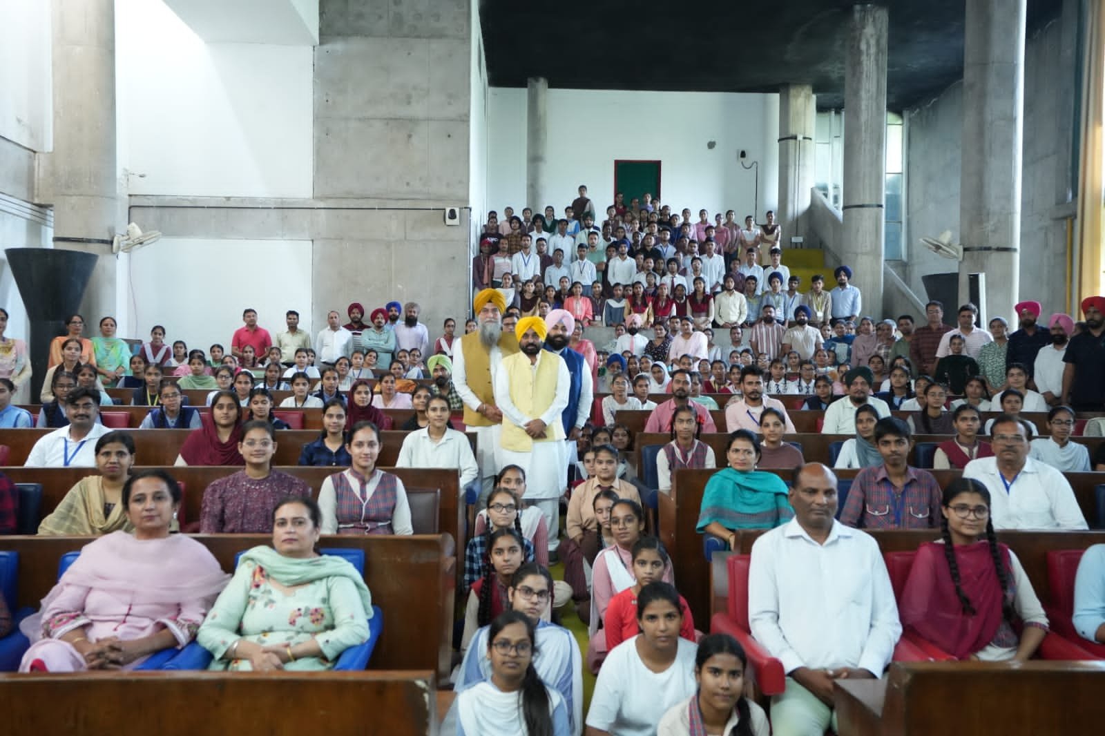 ਮੈਰਿਟ ਵਿੱਚ ਆਏ ਵਿਦਿਆਰਥੀਆਂ ਨੇ ਵੇਖੀ ਵਿਧਾਨ ਸਭਾ ਦੀ ਕਾਰਵਾਈ ;  ਮੁੱਖ ਮੰਤਰੀ, ਸਪੀਕਰ ਅਤੇ ਸਿੱਖਿਆ ਮੰਤਰੀ ਨਾਲ ਖਿਚਵਾਈ ਯਾਦਗਾਰੀ ਤਸਵੀਰ
