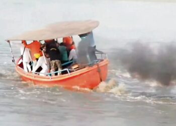 ਹੜ੍ਹ ਦੇ ਪਾਣੀ ‘ਚ ਉਤਰੇ CM ਮਾਨ ਨਾਲ ਵੱਡਾ ਹਾਦਸਾ, ਹਿਚਕੋਲੇ ਖਾਂਦੀ ਕਿਸ਼ਤੀ ਦੇਖ ਉੱਡੇ ਗਏ ਹੋਸ਼