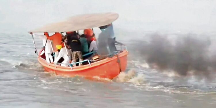 ਹੜ੍ਹ ਦੇ ਪਾਣੀ ‘ਚ ਉਤਰੇ CM ਮਾਨ ਨਾਲ ਵੱਡਾ ਹਾਦਸਾ, ਹਿਚਕੋਲੇ ਖਾਂਦੀ ਕਿਸ਼ਤੀ ਦੇਖ ਉੱਡੇ ਗਏ ਹੋਸ਼