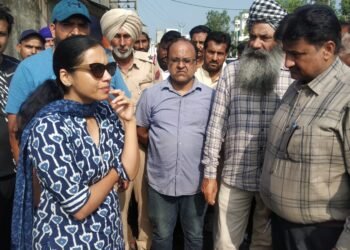 ਸੜਕ ਸੰਪਰਕ ਟੁੱਟਣ ਕਾਰਨ ਪ੍ਰਭਾਵਿਤ ਪਿੰਡ ਵਾਸੀਆਂ ਨਾਲ ਡਿਪਟੀ ਕਮਿਸ਼ਨਰ ਨੇ ਸਾਧਿਆ ਸੰਪਰਕ ; ਪਿੰਡਾਂ ਵਿਚੋਂ ਬਾਹਰ ਸੁਰੱਖਿਅਤ ਥਾਵਾਂ ‘ਤੇ ਆ ਕੇ ਪ੍ਰਸ਼ਾਸਨ ਨਾਲ ਸਹਿਯੋਗ ਕਰਨ ਦੀ ਕੀਤੀ ਅਪੀਲ