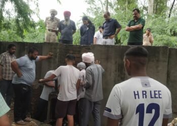 ਵਰ੍ਹਦੇ ਮੀਂਹ ‘ਚ ਡਿਪਟੀ ਕਮਿਸ਼ਨਰ ਫੀਲਡ ‘ਚ