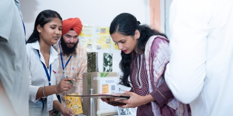 ਜ਼ਿਲ੍ਹਾ ਪ੍ਰਸ਼ਾਸਨ ਵੱਲੋਂ ਸ਼ੁਰੂ ਕੀਤੇ ‘ਮੇਰਾ ਬਚਪਨ’ ਪ੍ਰੋਜੈਕਟ ਨੇ ਬੱਚਿਆਂ ਦੇ ਹੱਥ ਫੜਾਈ ਕਲਮ