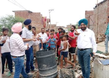 ਹੜ੍ਹ ਪ੍ਰਭਾਵਿਤ ਇਲਾਕਿਆਂ ’ਚ ਬਿਮਾਰੀਆਂ ਤੋਂ ਬਚਾਅ ਲਈ ਖੜੇ ਪਾਣੀ ’ਤੇ ਕਰਵਾਈ ਜਾ ਰਹੀ ਹੈ ਲਾਰਵੀਸਾਈਡ ਦਵਾਈ ਦੀ ਸਪਰੇਅ : ਸਿਵਲ ਸਰਜਨ
