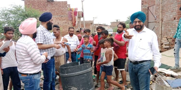 ਹੜ੍ਹ ਪ੍ਰਭਾਵਿਤ ਇਲਾਕਿਆਂ ’ਚ ਬਿਮਾਰੀਆਂ ਤੋਂ ਬਚਾਅ ਲਈ ਖੜੇ ਪਾਣੀ ’ਤੇ ਕਰਵਾਈ ਜਾ ਰਹੀ ਹੈ ਲਾਰਵੀਸਾਈਡ ਦਵਾਈ ਦੀ ਸਪਰੇਅ : ਸਿਵਲ ਸਰਜਨ