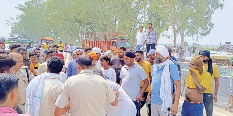 ਸੜਕ ’ਤੇ ਬੰਨ੍ਹ ਬਣਾਉਣ ਖ਼ਿਲਾਫ਼ ਵੈਦਵਾਲਾ ਵਾਸੀਆਂ ਵੱਲੋਂ ਕੌਮੀ ਮਾਰਗ ਜਾਮ