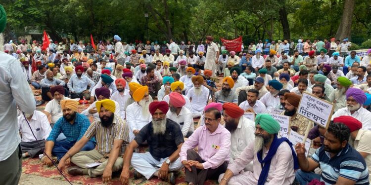 ਪੀ.ਐਸ.ਈ.ਬੀ. ਇੰਪਲਾਈਜ਼ ਜੁਆਇੰਟ ਫੋਰਮ ਦੇ ਸੱਦੇ ਬਿਜਲੀ ਕਾਮਿਆਂ ਨੇ ਮੁੱਖ ਦਫਤਰ ਦੇ ਗੇਟਾਂ ਤੇ ਜੋਰਦਾਰ ਰੋਸ ਪ੍ਰਦਰਸ਼ਨ ਕੀਤਾ, ਸੰਘਰਸ਼ ਜਾਰੀ ਰੱਖਣਗੇ ਬਿਜਲੀ ਕਾਮੇ।