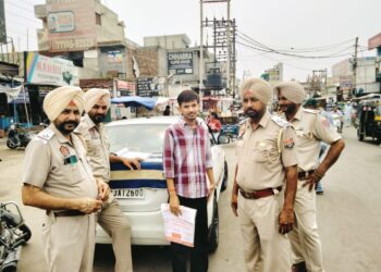 ਸੰਗਰੂਰ ਬੱਸ ਨੇੜੇ। ਟ੍ਰੈਫਿਕ ਇੰਚਾਰਜ ਜਸਵਿੰਦਰ ਸਿੰਘ ਨੇ ਆਪਣੀ ਪੁਲਿਸ ਪਾਰਟੀ ਸਮੇਤ ਨਾਕੇ ਲਾਕੇ ਲੋਕਾਂ ਦੇ ਕੱਟੇ ਚਲਾਨ