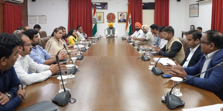 ਮੁੱਖ ਮੰਤਰੀ ਵੱਲੋਂ ਪੰਜਾਬ ਦੇ ਵੱਡੇ ਸ਼ਹਿਰਾਂ ਵਿੱਚ ਸ਼ਟਲ ਬੱਸ ਸੇਵਾ ਸ਼ੁਰੂ ਕਰਨ ਦਾ ਐਲਾਨ