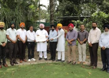 ਹੈੱਡਮਾਸਟਰਜ਼ ਐਸੋਸੀਏਸ਼ਨ ਵੱਲੋਂ ਹੜ੍ਹ ਪੀੜਤਾਂ ਦੀ ਮਦਦ ਲਈ ਪੰਜ ਲੱਖ ਦੀ ਰਾਸ਼ੀ ਮੁੱਖ ਮੰਤਰੀ ਰਾਹਤ ਫੰਡ ਲਈ ਭੇਂਟ 