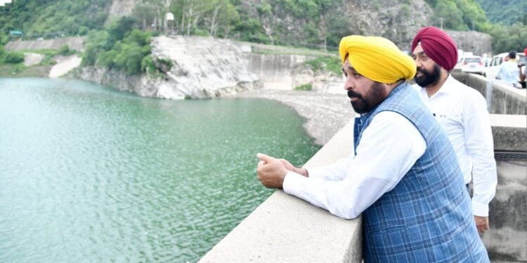 ਭਾਖੜਾ ਡੈਮ ਦੇ ਦੌਰੇ ਤੋਂ ਬਾਅਦ ਮੁੱਖ ਮੰਤਰੀ ਦੀ ਲੋਕਾਂ ਨੂੰ ਅਪੀਲ; “ਘਬਰਾਉਣ ਦੀ ਲੋੜ ਨਹੀਂ, ਹਾਲਾਤ ਕਾਬੂ ਹੇਠ”