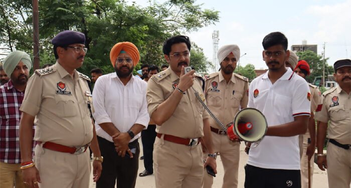 ਹੜ੍ਹਾਂ ਦੌਰਾਨ ਐੱਸ. ਐੱਸ. ਪੀ. ਦਿਨ-ਰਾਤ ਰੱਖ ਰਹੇ ਨੇ ਸਥਿਤੀ ’ਤੇ ਨਜ਼ਰ ਤੇ ਕਰ ਰਹੇ ਲੋਕ-ਸੇਵਾ