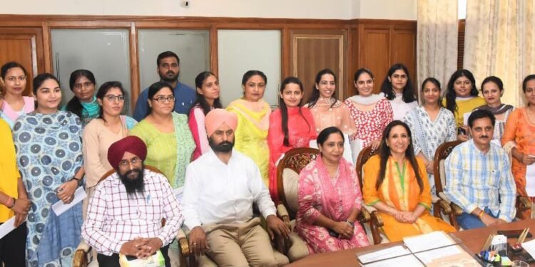 ਡਾ. ਬਲਜੀਤ ਕੌਰ ਨੇ ਸਮਾਜਿਕ ਸੁਰੱਖਿਆ, ਇਸਤਰੀ ਤੇ ਬਾਲ ਵਿਕਾਸ ਵਿਭਾਗ ਦੇ 14 ਸੁਪਰਵਾਈਜ਼ਰਾਂ ਅਤੇ 2 ਕਲਰਕਾਂ ਨੂੰ ਸੌਂਪੇ ਨਿਯੁਕਤੀ ਪੱਤਰ