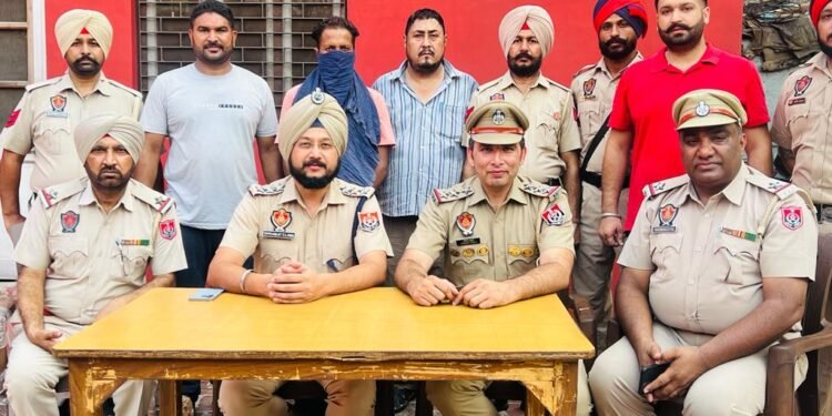 ਪਾਕਿਸਤਾਨ ਤੋਂ ਤੈਰ  ਕੇ ਹੈਰੋਇਨ ਦੀ  ਖੇਪ ਹਾਸਲ ਕਰਨ ਵਾਲਾ ਤਸਕਰ  ਪੰਜਾਬ ਪੁਲਿਸ ਵੱਲੋਂ 8 ਕਿਲੋ ਹੈਰੋਇਨ ਸਮੇਤ ਗ੍ਰਿਫਤਾਰ