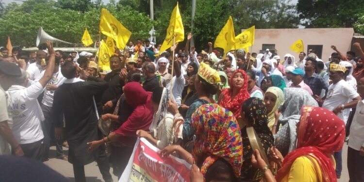 ਕਲਰਕਾਂ ਨੇ ਉਪ ਮੁੱਖ ਮੰਤਰੀ ਦੁਸ਼ਿਅੰਤ ਚੌਟਾਲਾ ਦੇ ਘਰ ਅੱਗੇ ਖਾਲ੍ਹੀ ਭਾਂਡੇ ਖੜਕਾਏ