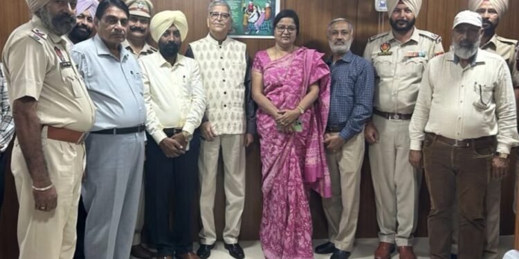 ਲੋਕਪਾਲ ਪੰਜਾਬ ਵੱਲੋਂ ਸੁਪਰਡੈਂਟ ਹਰਜੀਤ ਸਿੰਘ ਨੂੰ ਸੇਵਾਮੁਕਤੀ ‘ਤੇ ਵਧਾਈ 