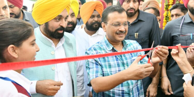 ਪੰਜਾਬ ਦੇ ਮੁੱਖ ਮੰਤਰੀ ਅਤੇ ਦਿੱਲੀ ਦੇ ਮੁੱਖ ਮੰਤਰੀ ਨੇ ਸੂਬੇ ਵਿੱਚ ਸਿੱਖਿਆ ਕ੍ਰਾਂਤੀ ਦਾ ਮੁੱਢ ਬੰਨ੍ਹਿਆ, ਪਹਿਲਾ ‘ਸਕੂਲ ਆਫ ਐਮੀਨੈਂਸ’ ਕੀਤਾ ਸਮਰਪਿਤ  ਗਰੀਬ ਅਤੇ ਪੱਛੜੇ ਵਰਗਾਂ ਦੇ ਬੱਚਿਆਂ ਦੀ ਤਕਦੀਰ ਬਦਲਣ ਵਾਲਾ ਹੋਵੇਗਾ ‘ਸਕੂਲ ਆਫ ਐਮੀਨੈਂਸ’