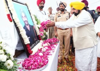 ਮੁੱਖ ਮੰਤਰੀ ਨੇ ਅਨੰਤਨਾਗ ਵਿੱਚ ਸ਼ਹੀਦ ਹੋਏ ਦੋ ਬਹਾਦਰ ਜਵਾਨਾਂ ਦੇ ਵਾਰਸਾਂ ਨੂੰ ਵਿੱਤੀ ਸਹਾਇਤਾ ਵਜੋਂ ਇੱਕ-ਇੱਕ ਕਰੋੜ ਰੁਪਏ ਦੇ ਚੈੱਕ ਸੌਂਪੇ