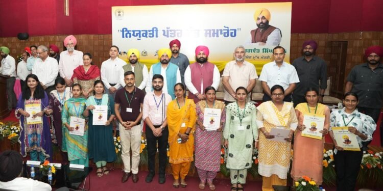 ਮੁੱਖ ਮੰਤਰੀ ਪੰਜਾਬ ਦੀ ਯੋਗ ਅਗਵਾਈ ਹੇਠ ਪਿਛਲੇ 25 ਦਿਨਾਂ ’ਚ 7660 ਨੌਜਵਾਨਾਂ ਨੂੰ ਨੌਕਰੀਆਂ ਦੇ ਕੇ ਨਵਾਂ ਰਿਕਾਰਡ ਬਣਾਇਆ