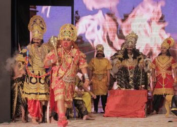 ਰਾਵਣ ਨੇ ਹਨੂੰਮਾਨ ਜੀ ਦੀ ਪੂਛ ਨੂੰ ਅੱਗ ਲਗਾ ਦਿੱਤੀ ਅਤੇ ਹਨੂੰਮਾਨ ਜੀ ਨੇ ਲੰਕਾ ਨੂੰ ਸਾੜ ਦਿੱਤਾ।